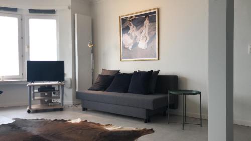uma sala de estar com um sofá e uma fotografia na parede em Seaview Loft em Oostende