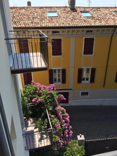 an apartment building with flowers on the balcony at Ostello delle cartiere in Toscolano Maderno