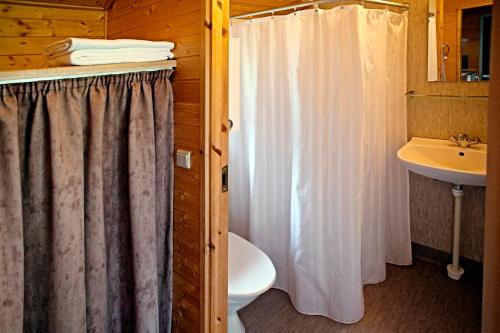 un bagno con tenda da doccia e lavandino di LEGOLAND Wild West Cabins a Billund