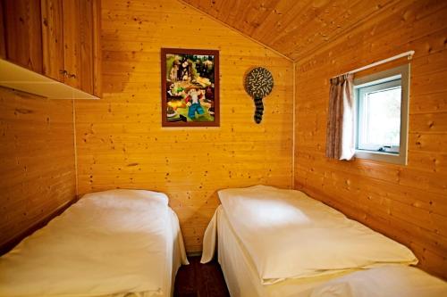 una camera con due letti in una cabina di legno di LEGOLAND Wild West Cabins a Billund
