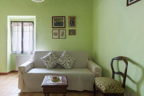 a living room with a couch and a table at PienzaLettings "Casa Olivieri" in Pienza