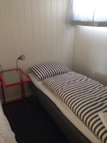a small room with a bed and a window at Malenes Ferieleiligheter in Rauland