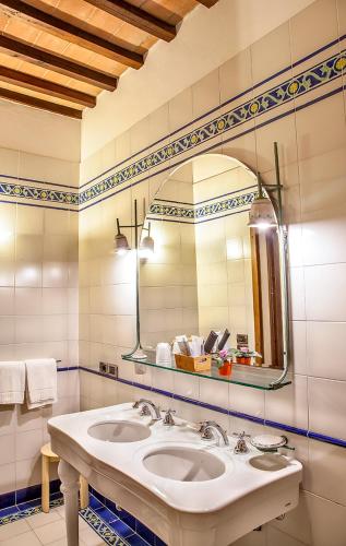 a bathroom with two sinks and a large mirror at Agriturismo Sanguineto in Acquaviva