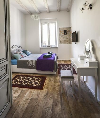 a bedroom with a bed and a desk and a table at Emma's rooms B&B in Pula