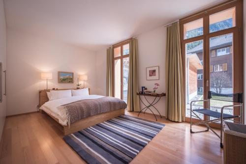 ヴェンゲンにあるEden Residence 2のベッドルーム1室(ベッド1台、大きな窓付)