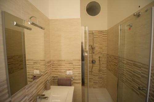 W łazience znajduje się prysznic, umywalka i toaleta. w obiekcie Villa le Torri B&B w Trapani