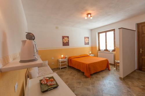 MontecastelliにあるAgriturismo San Nicolòのベッド1台、テーブル(テーブルシックス付)が備わる小さな客室です。