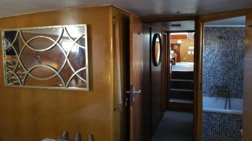 La salle de bains est pourvue d'une porte, d'un escalier et d'un lavabo. dans l'établissement Lady of Bahia, à Marseillan