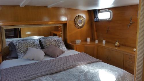 - une chambre avec un lit sur un bateau dans l'établissement Lady of Bahia, à Marseillan
