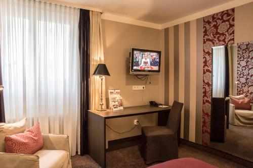 TV a/nebo společenská místnost v ubytování Best Western Premier Hotel Rebstock