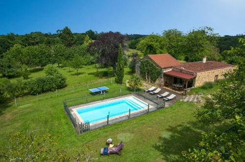 une vue aérienne d'une maison avec piscine dans l'établissement La Borie Blanche en Périgord Noir, à La Borie Blanche