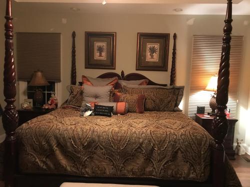 מיטה או מיטות בחדר ב-Lamp Lighter Mountain Inn