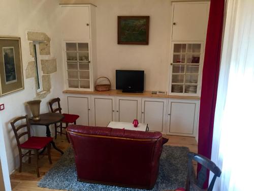 TV a/nebo společenská místnost v ubytování Gîte Le Cézan