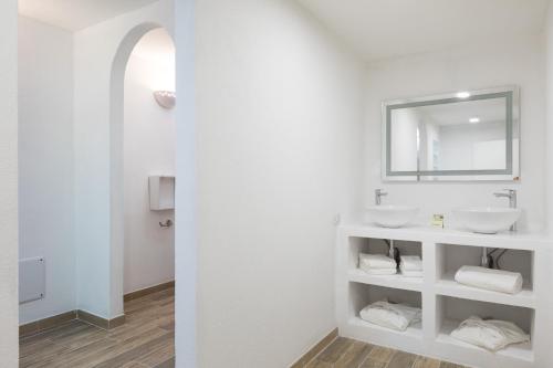 A bathroom at Palmasera Charming Suites