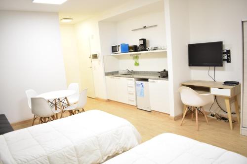 Habitación con 2 camas, escritorio y TV. en Loft para 4 personas 7º A en Buenos Aires