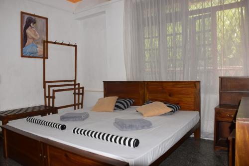 a large bed in a room with a window at Lodge in 611 in Kandy