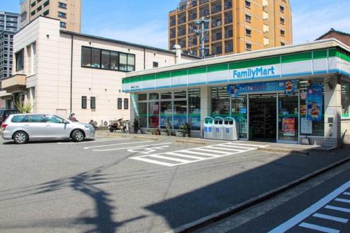 福岡市にあるフォレストイン天神南の建物前の車道