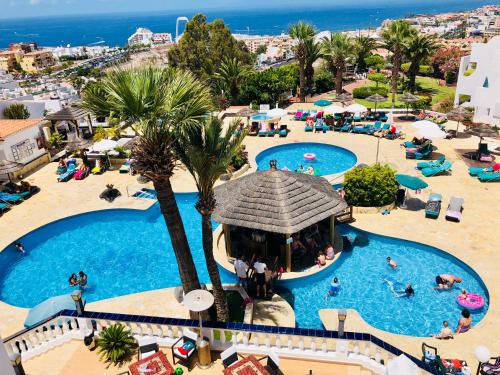uma vista superior de uma piscina num resort em Regency Torviscas Apartments and Suites em Adeje
