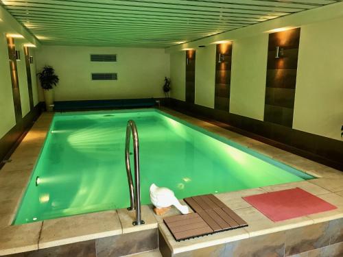 una piscina en un edificio con piscina en Residenz Moselzauber - Ferienwohnungen mit Pool Landschaft en Ernst