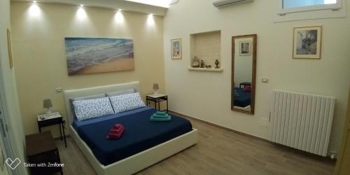 um pequeno quarto com uma cama num quarto em B&B Excelsior em Lecce
