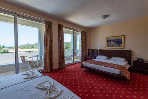 卡拉莫斯的住宿－海豚會議度假酒店，酒店客房设有两张床和一个阳台。
