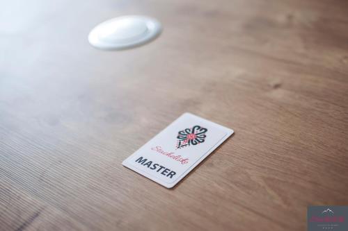a white frisbee and a tag on a table at Stachelisko - domki i pokoje in Chochołów