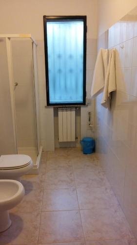 La salle de bains est pourvue de toilettes et d'une fenêtre. dans l'établissement La casa tra i limoni, à SantʼAgata di Militello