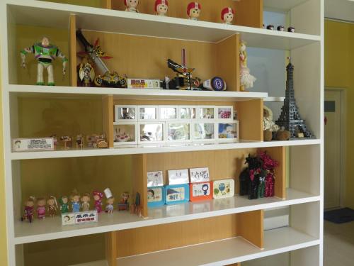a book shelf filled with lots of toys at ChaoPingJia Fengge Guesthouse in Wujie