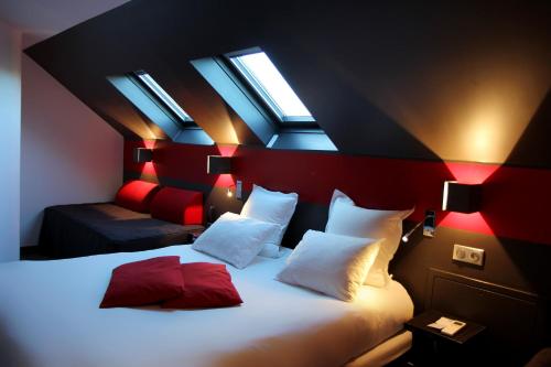 Ένα ή περισσότερα κρεβάτια σε δωμάτιο στο Best Western The Hotel Versailles