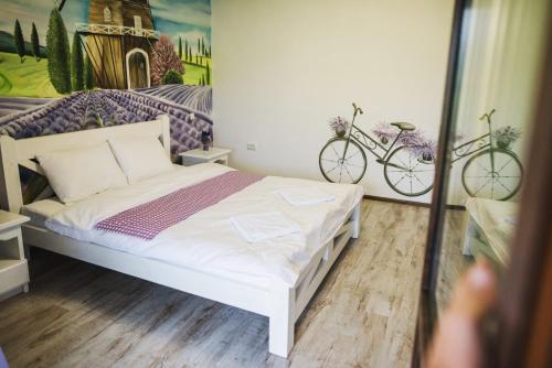 1 dormitorio con 1 cama y 2 bicicletas en la pared en Pogar Inn en Slavske