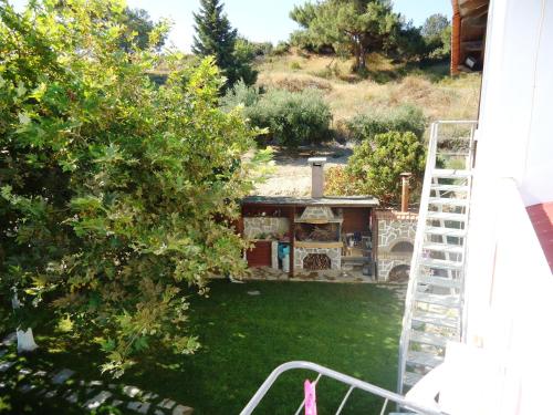 a view of the garden from the balcony at Alexandra Homestay in Kalavárda