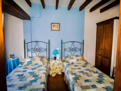 two beds sitting next to each other in a bedroom at Pasaje San Jorge in Comillas