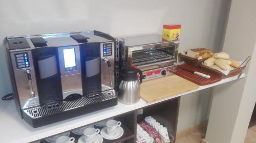 eine Kaffeemaschine auf einem Regal in der Unterkunft Hotel Areces in Grado