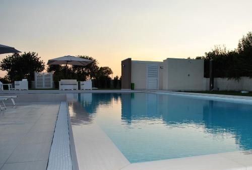 Bazén v ubytování La Giara Guest House nebo v jeho okolí
