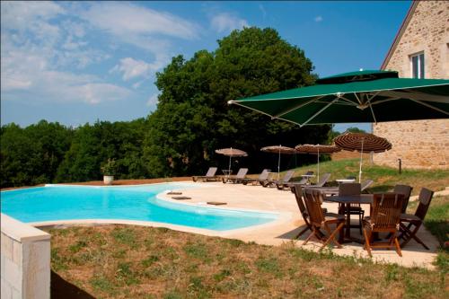 Bazén v ubytování Domaine de Janis & Spa nebo v jeho okolí
