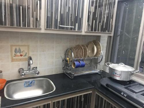 Una encimera de cocina con un fregadero y una encimera. en Khaqan Heights, Murree, en Murree