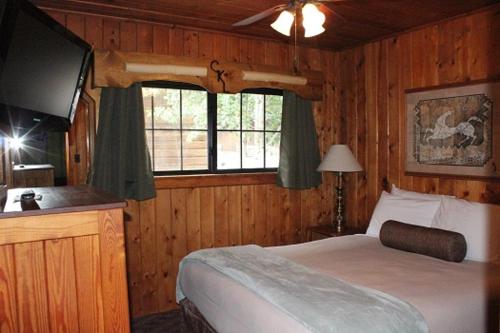 Кровать или кровати в номере Copper King Lodge