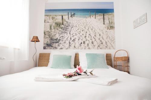 1 dormitorio con 1 cama con una foto de la playa en Willa Ewa, en Łeba