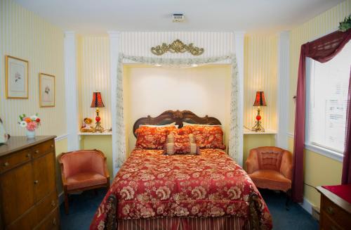 Ein Bett oder Betten in einem Zimmer der Unterkunft Anne's White Columns Inn