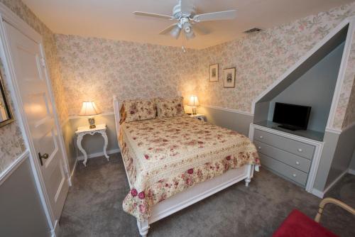Ein Bett oder Betten in einem Zimmer der Unterkunft Anne's White Columns Inn