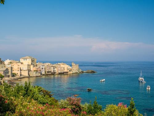une masse d'eau avec des bâtiments et des bateaux dans celle-ci, dans l'établissement Residence Les Sources, à Brando