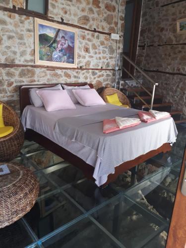 Postel nebo postele na pokoji v ubytování Nuci's Home glass floor