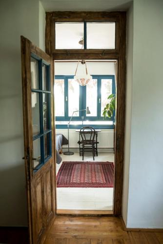an open door to a room with a table at Liget Vendégház in Révfülöp