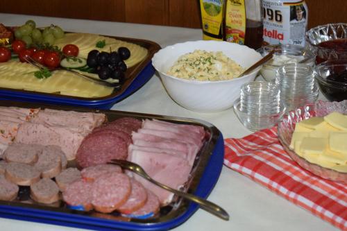 a table with two trays of meat and other foods at Marktstübchen an der schönen Loreley in Bornich