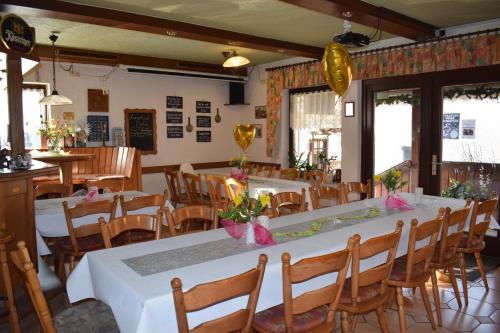 a dining room with a long table and chairs at Marktstübchen an der schönen Loreley in Bornich