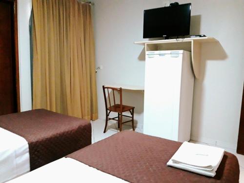 Postel nebo postele na pokoji v ubytování Londres Royal Hotel