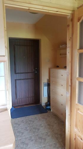 een kamer met een deur en een dressoir in een kamer bij Chatka na Skalnej in Karpacz