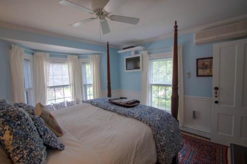 Postel nebo postele na pokoji v ubytování Phineas Swann Inn & Spa