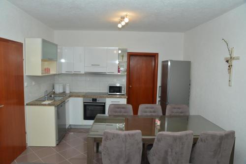 Kuchyň nebo kuchyňský kout v ubytování APARTMAN MATKOVIĆ