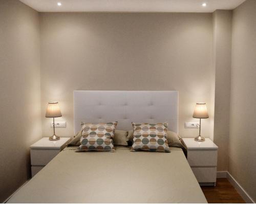 トレモリノスにあるCentral Torremolinos Studioのベッドルーム1室(大型ベッド1台、ランプ2つ付)